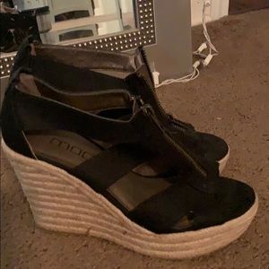 Black wedges